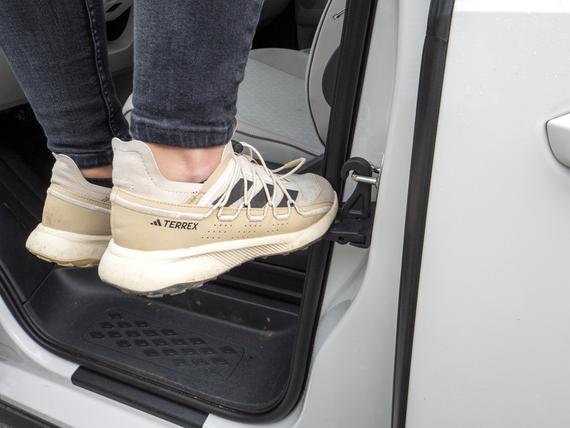 Escalón de puerta plegable